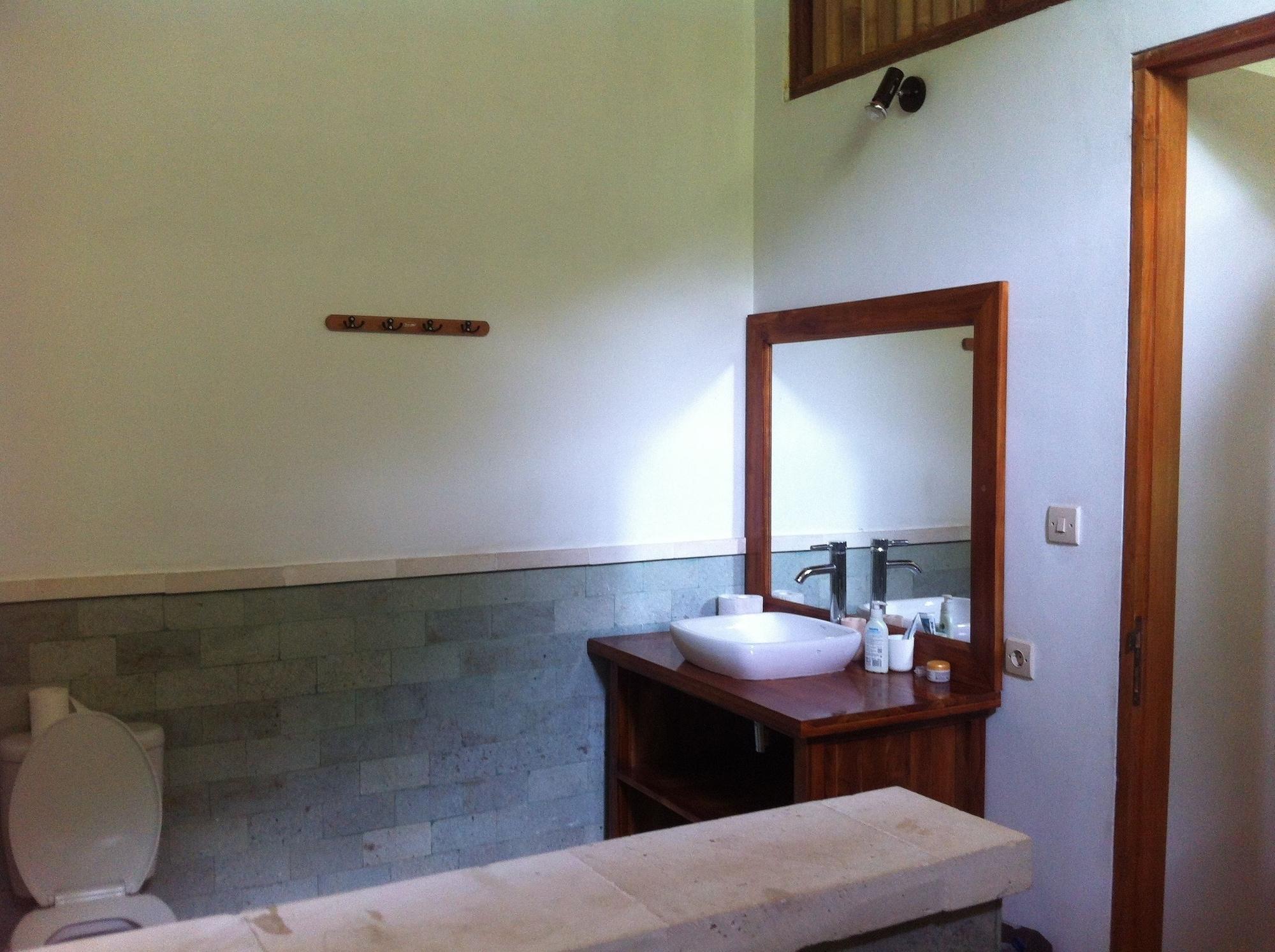 Sunia Loka Bungalows & Dive Center เปมูเตรัน ภายนอก รูปภาพ