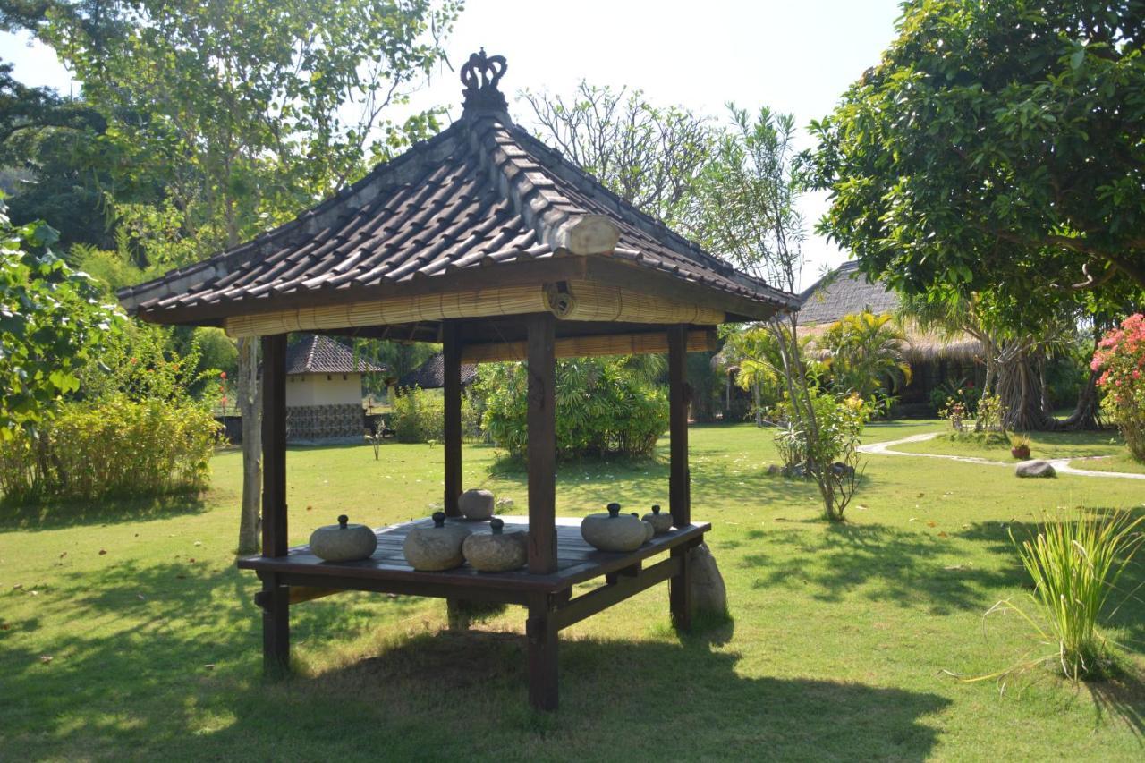 Sunia Loka Bungalows & Dive Center เปมูเตรัน ภายนอก รูปภาพ