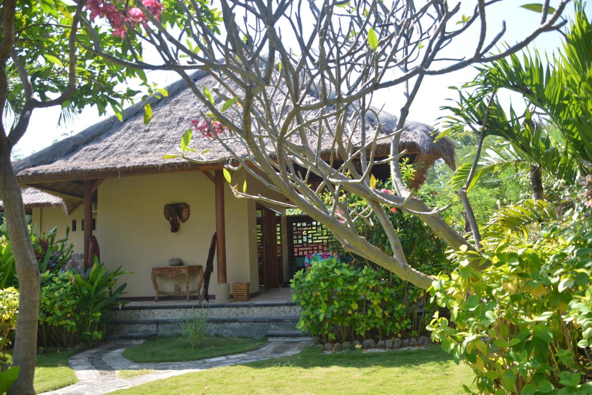 Sunia Loka Bungalows & Dive Center เปมูเตรัน ภายนอก รูปภาพ