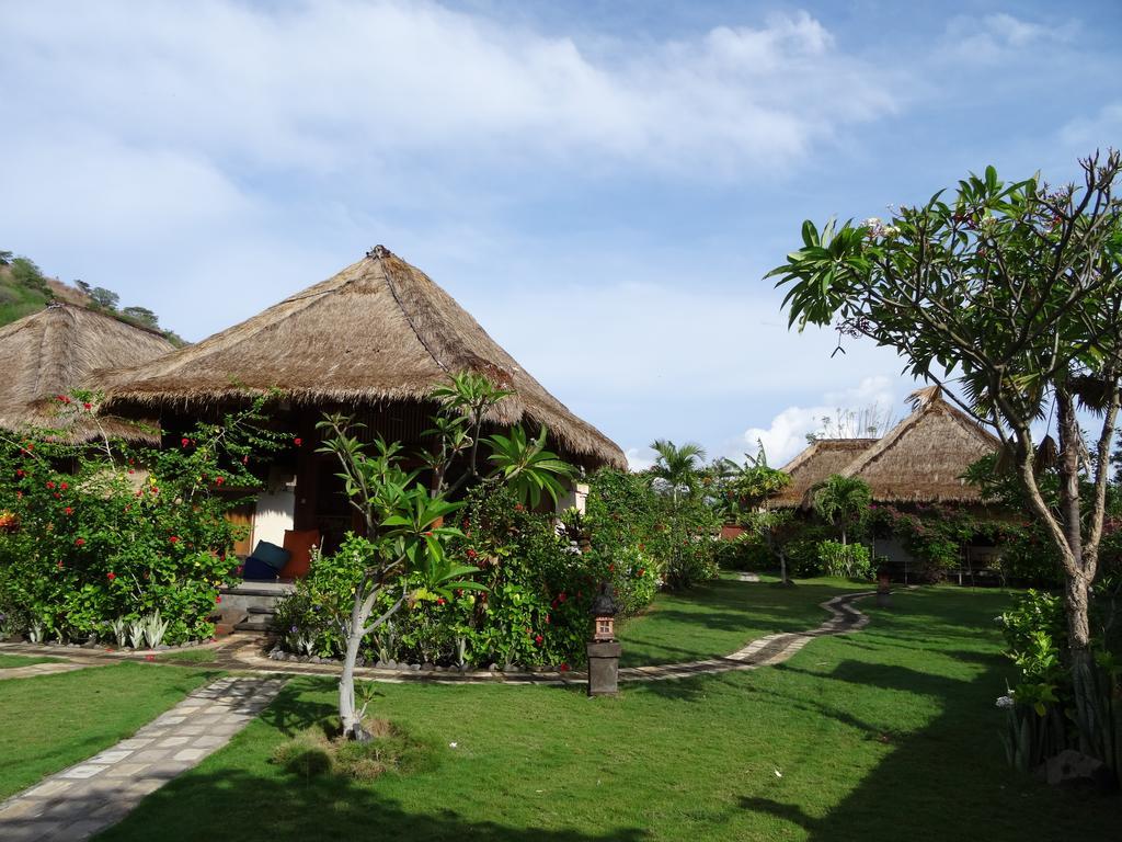 Sunia Loka Bungalows & Dive Center เปมูเตรัน ภายนอก รูปภาพ