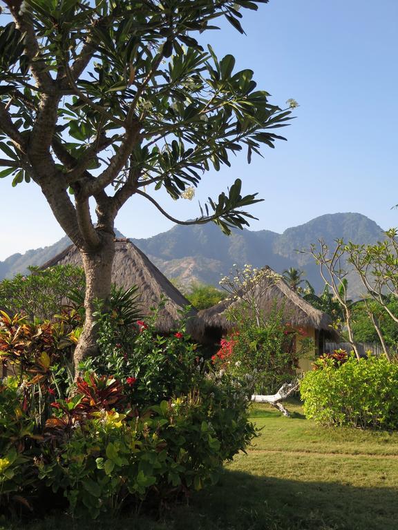 Sunia Loka Bungalows & Dive Center เปมูเตรัน ภายนอก รูปภาพ