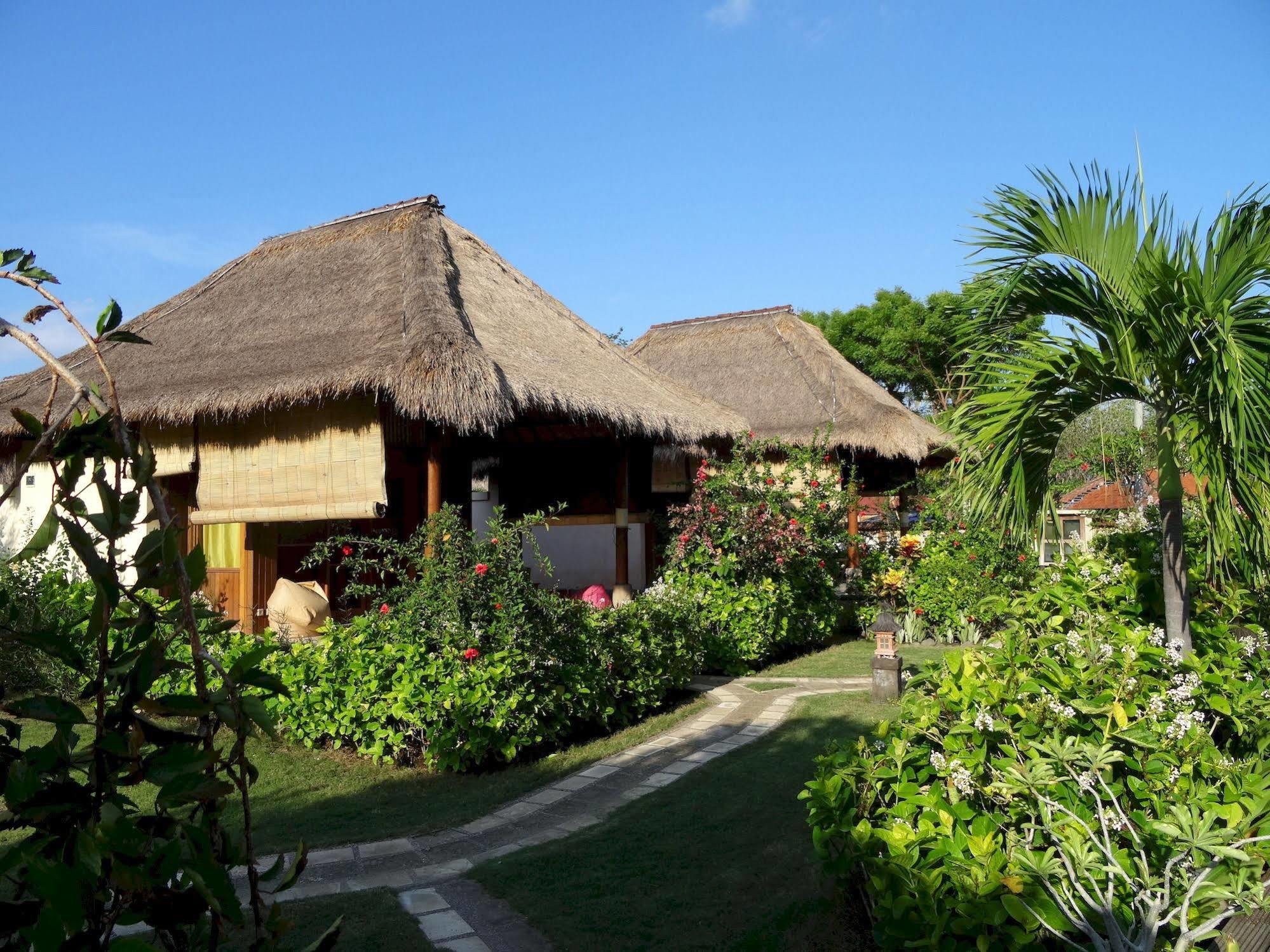 Sunia Loka Bungalows & Dive Center เปมูเตรัน ภายนอก รูปภาพ
